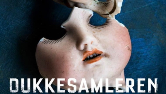Dukkesamleren - billede af knust porcelæns dukke ansigt på blå baggrund